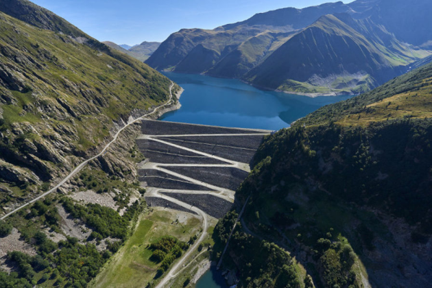 En service depuis 1988, le barrage de Grand'Maison est installé à près de 1 700 mètres d'altitude, dans le vallon du torrent de l'Eau d'Olle.